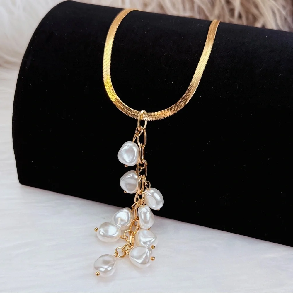 Beautiful goldtone, faux pearl cluster lightweight costume necklace